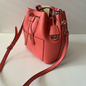 MICHAEL KORS GREENWICH Coral Medium Leather Bucket